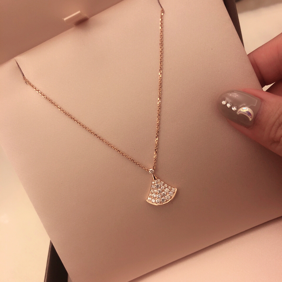 Seiko Small Skirt Necklace Women Japan Korea Fashion Versatile Clavicle Chain Simple Inlaid with Diamond Fan-shaped Pendant Chaowanghong, Silver
Seiko Small Skirt Necklace Women Japan Korea Fashion Versatile Clavicle Chain Simple Inlaid with Diamond Fan-shaped Pendant Chaowanghong, Silver