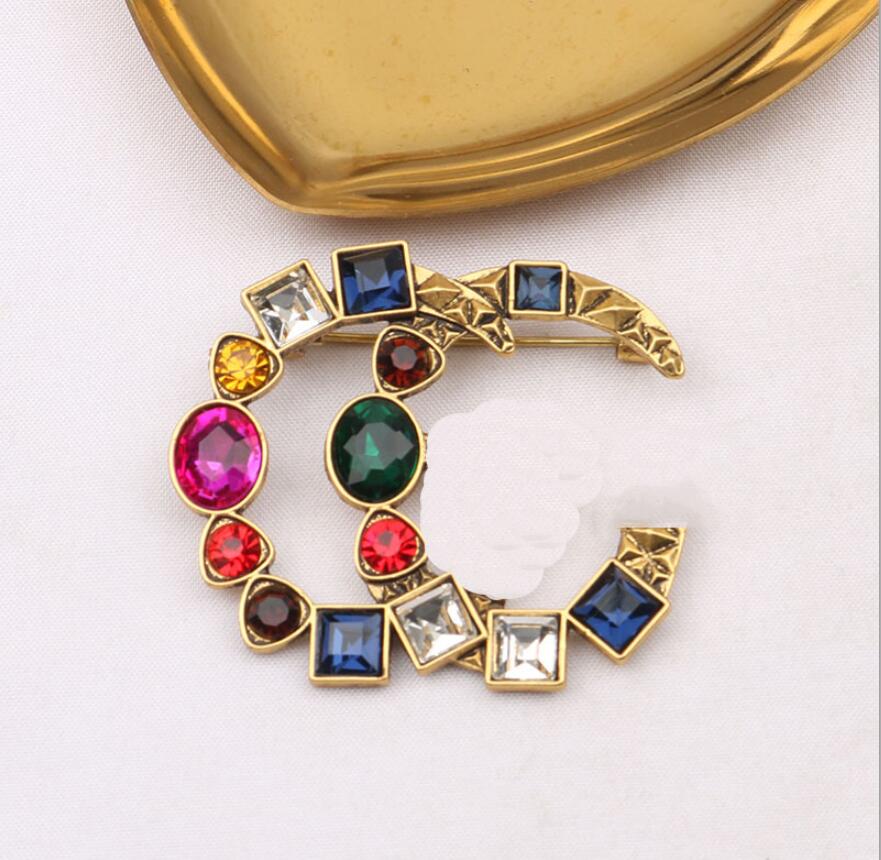 Luxury Women Designer Brand Letter Brooches 18K Gold Plated Inlay Crystal Rhinestone Jewelry Brooch Charm Girls Pearl Pin Men Marry Wedding Party Scarf accessories
Luxury Women Designer Brand Letter Brooches 18K Gold Plated Inlay Crystal Rhinestone Jewelry Brooch Charm Girls Pearl Pin Men Marry Wedding Party Scarf accessories