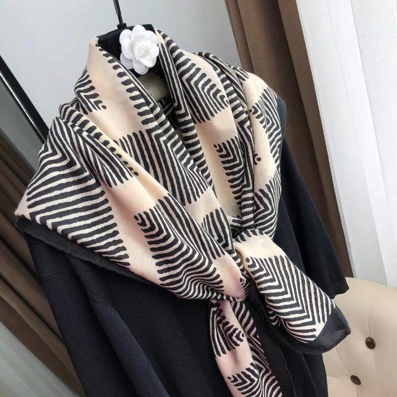 New 2020 Hijab Scarves Femme Fashion Stripe Cotton Scarf Women Winter Shawl Bandana Foulard Poncho
New 2020 Hijab Scarves Femme Fashion Stripe Cotton Scarf Women Winter Shawl Bandana Foulard Poncho
