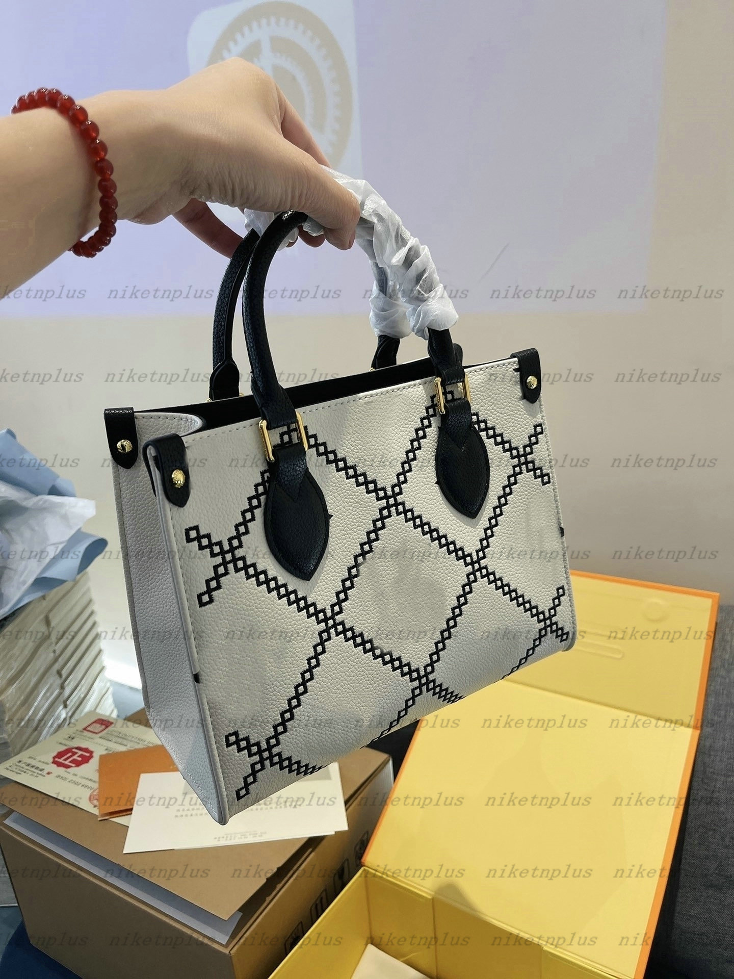 ONTHEGO 25cm Mini On the Go PM Tote Bag Embossed Giant Monograms pattern Womens Designer Luxurys Handbag Diamond Brown White Architettura M46016 M46015, Dont sell it alone
ONTHEGO 25cm Mini On the Go PM Tote Bag Embossed Giant Monograms pattern Womens Designer Luxurys Handbag Diamond Brown White Architettura M46016 M46015, Dont sell it alone