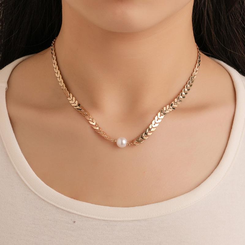 Hot sale temperament fashion fishbone chain new sequined short necklace women fashion pearl chain clavicle
Hot sale temperament fashion fishbone chain new sequined short necklace women fashion pearl chain clavicle