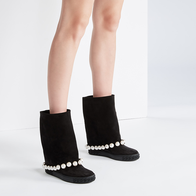 Style Pearl Roman Rivets Sewn Black Suede Leather Ten Centimeters Increased Martin Woman Slide in Mid-calf Boots Lori
Style Pearl Roman Rivets Sewn Black Suede Leather Ten Centimeters Increased Martin Woman Slide in Mid-calf Boots Lori