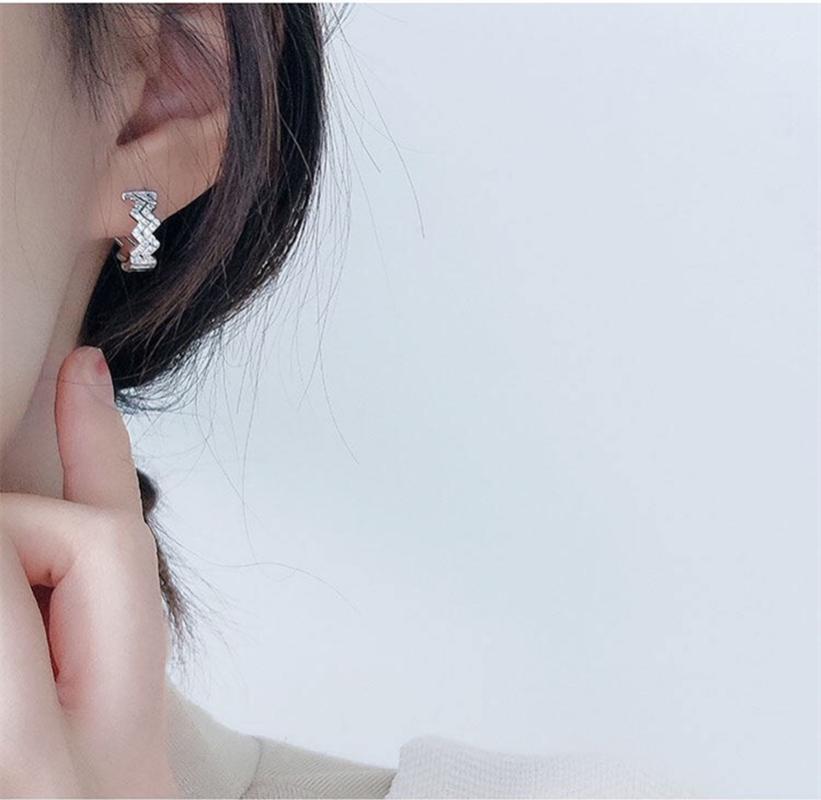Charm 925 Sterling Silver Earrings Fashion Zircon Wavy Pattern Ear Ring Bone Wild Trend Temperament Female Girl Jewelry
Charm 925 Sterling Silver Earrings Fashion Zircon Wavy Pattern Ear Ring Bone Wild Trend Temperament Female Girl Jewelry