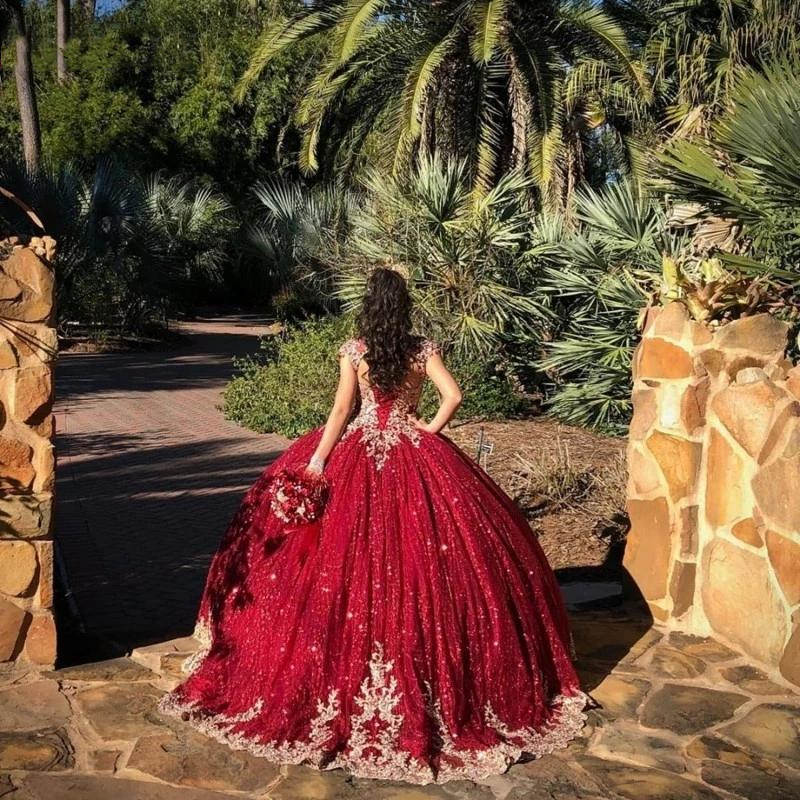 Luxury Burgundy Sequined Ball Gown Quinceanera Dresses 2022 Gold Lace Appliques Beaded Open Back Sweet 16 Dress Prom Pageant Gowns Glitter Vestidos De