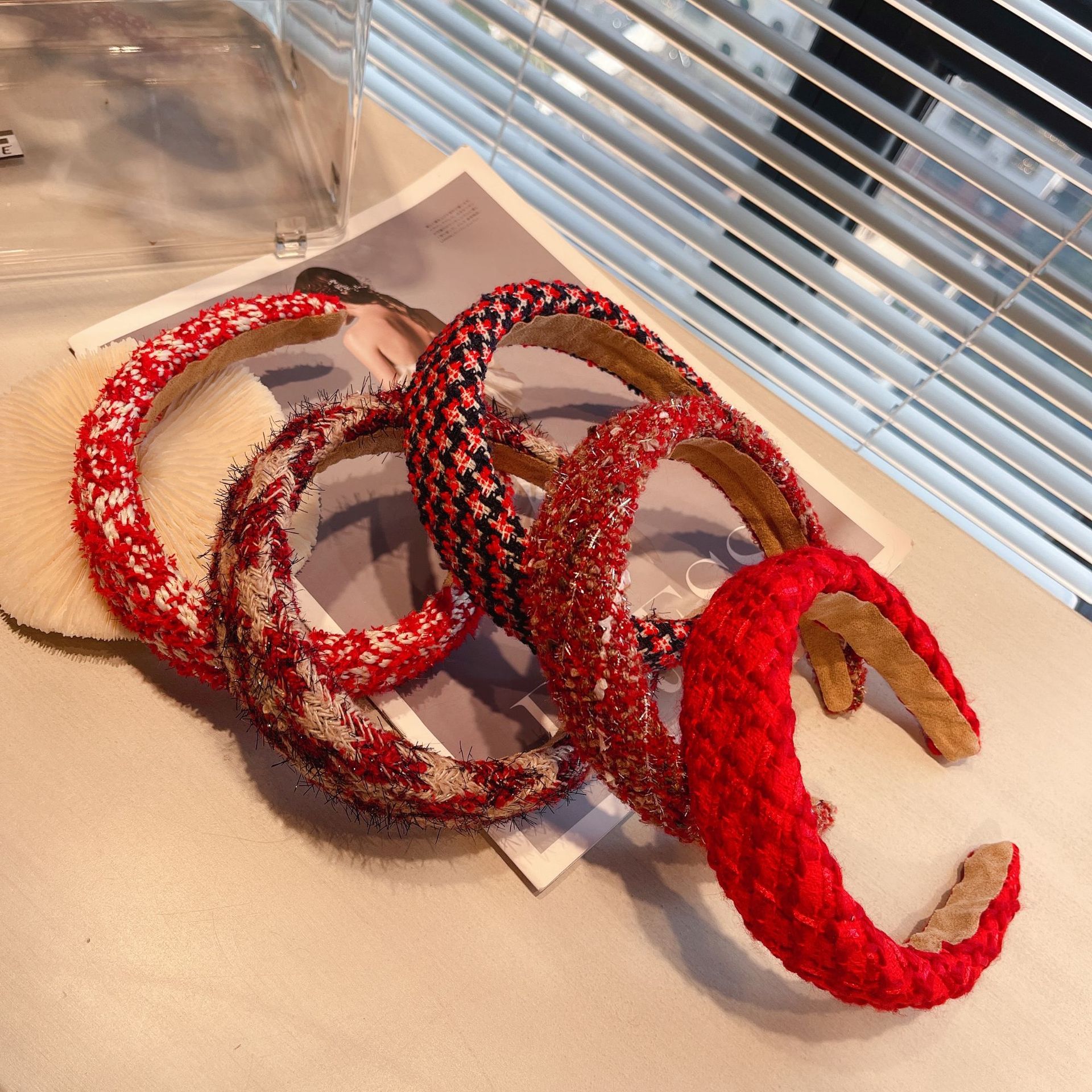14color Women Brand Designer Double Letters Small Sweet Wind Headband Simple Red Wide Edge Crystal Pearl Hair Hoop Headwrap Luxury Turban He, Silver
14color Women Brand Designer Double Letters Small Sweet Wind Headband Simple Red Wide Edge Crystal Pearl Hair Hoop Headwrap Luxury Turban He, Silver