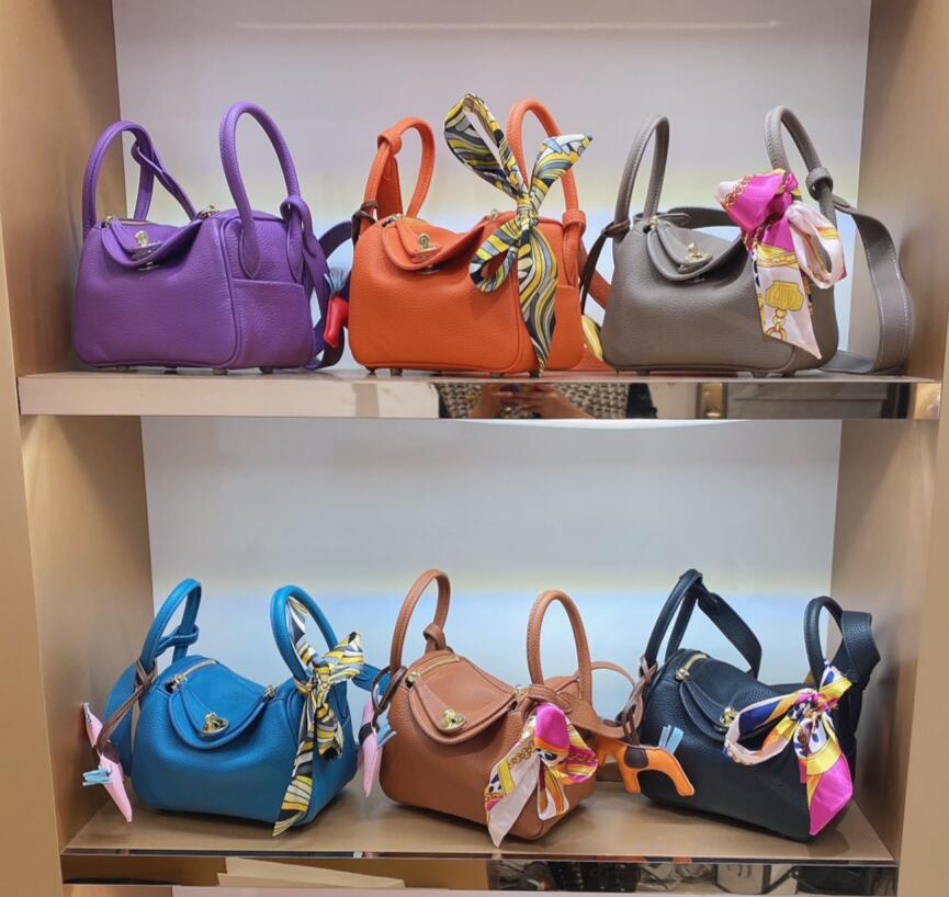 Women Bag 2022 Luxurys Designers Fashion Handbags Toes Handle Purse High Quality Europe and AmericaTrend Crossbody Shoulder Bags, Box(not sold separately)
Women Bag 2022 Luxurys Designers Fashion Handbags Toes Handle Purse High Quality Europe and AmericaTrend Crossbody Shoulder Bags, Box(not sold separately)