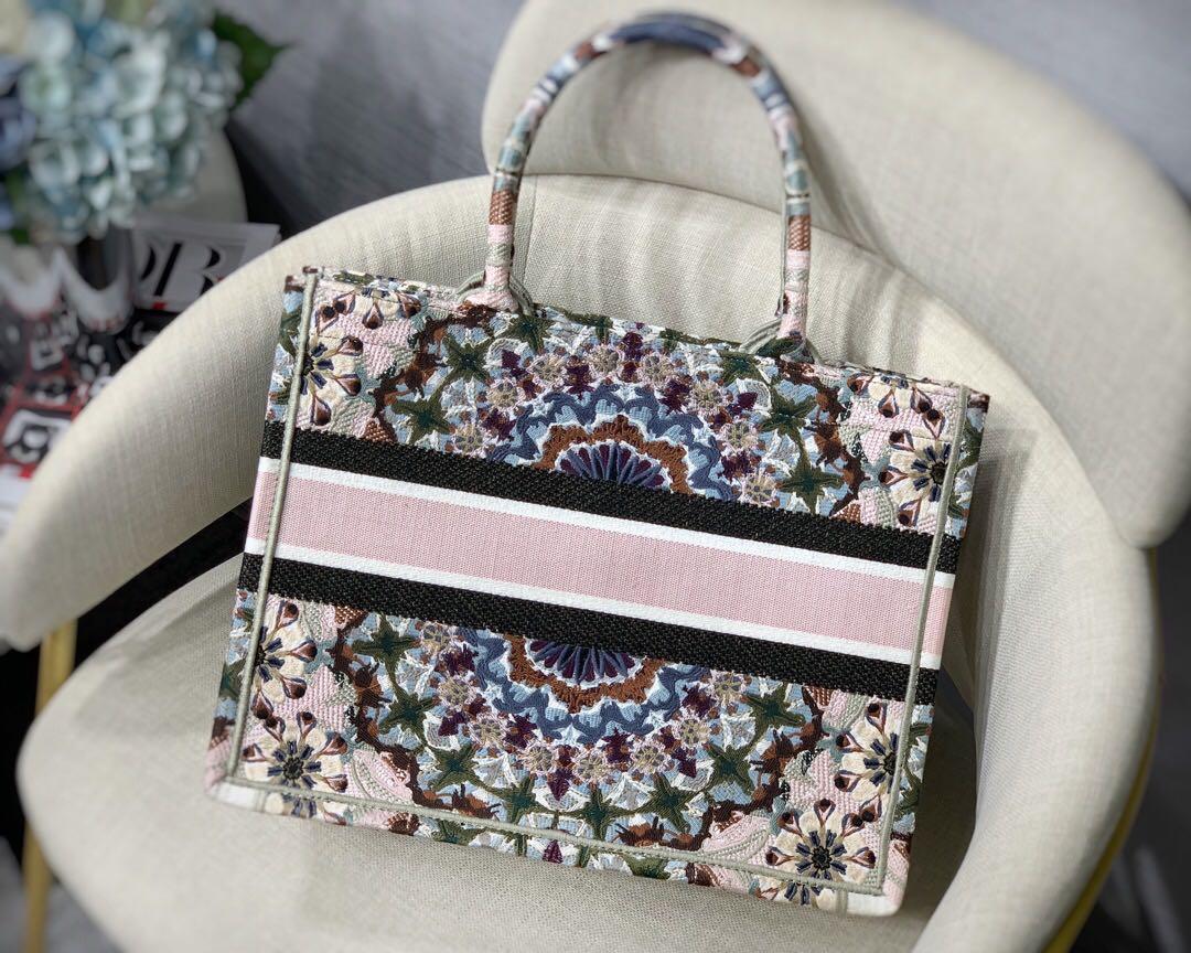 New ladies large-capacity handbags Paris designer handbags fashion retro ethnic style canvas handmade embroidery pattern shopping bag 103, Gift bag
New ladies large-capacity handbags Paris designer handbags fashion retro ethnic style canvas handmade embroidery pattern shopping bag 103, Gift bag