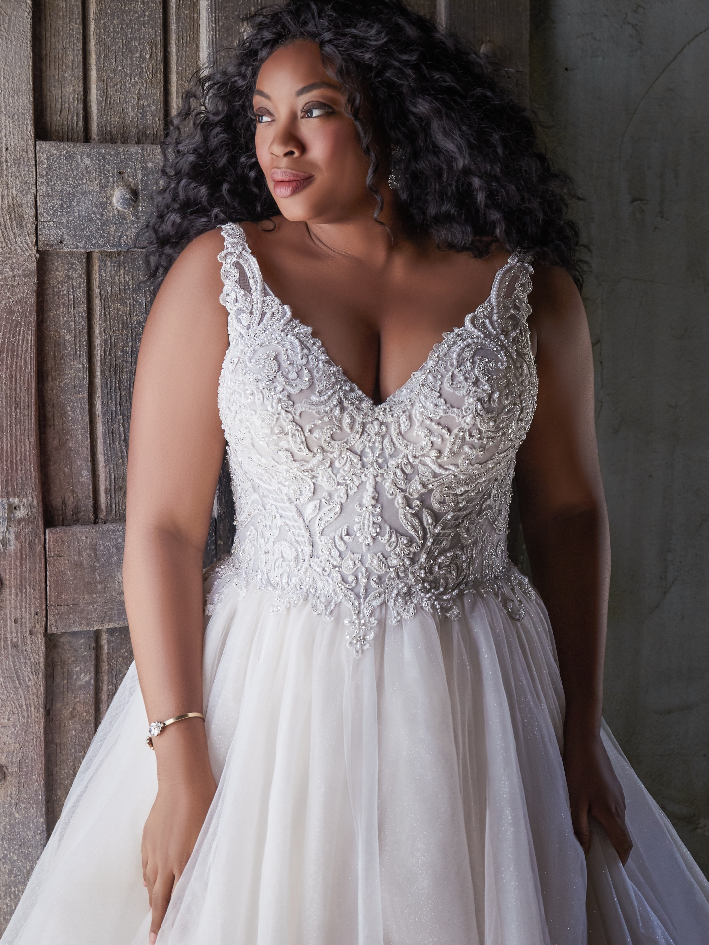 Plus Size Charming Beaded Lace Wedding Dresses V Neck A Line Sequined Backless Bridal Gowns Sweep Train Tulle Robe De Marie