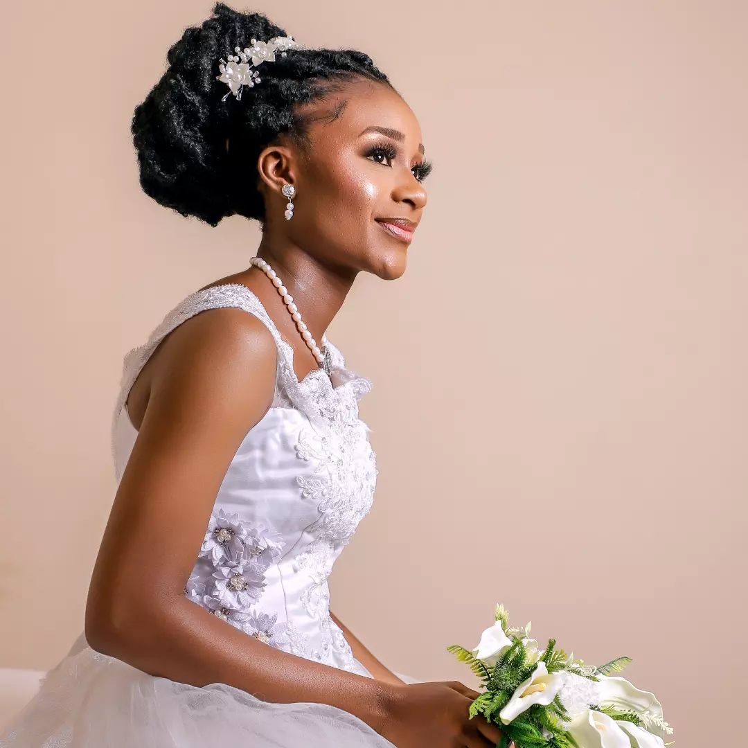 A Line Wedding Dress 2022 Lace Appliques Jewel Neck Sleeveless Sweep Train Bride Bridal Gowns