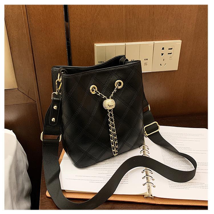 New style ladies shoulder bag wide band bucket bag solid color PU leather diagonal large capacity travel handbag female, Black
New style ladies shoulder bag wide band bucket bag solid color PU leather diagonal large capacity travel handbag female, Black