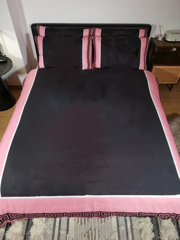 2021 fashion black pink designer bedding set duvet cover set comforter cover size bed sheet duvet cover pillow cases, Same as pic
2021 fashion black pink designer bedding set duvet cover set comforter cover size bed sheet duvet cover pillow cases, Same as pic