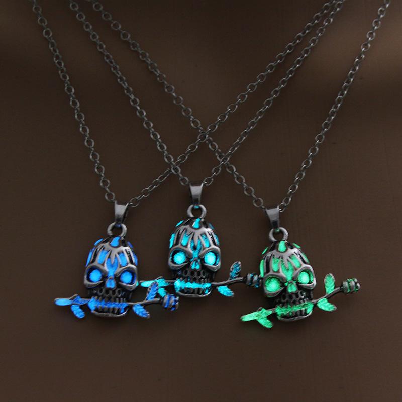 New Arrival Skull Pendant Necklace Halloween Hollow Luminous Personality Chain Necklace for Women Party Classic Jewelry Gift
New Arrival Skull Pendant Necklace Halloween Hollow Luminous Personality Chain Necklace for Women Party Classic Jewelry Gift