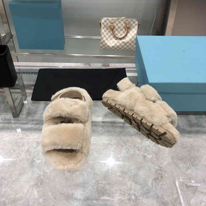 Slippers fur Luxury sheep slippers sandals triangle badge tire embossed sole size 35-40 DJ7H, Black
Slippers fur Luxury sheep slippers sandals triangle badge tire embossed sole size 35-40 DJ7H, Black