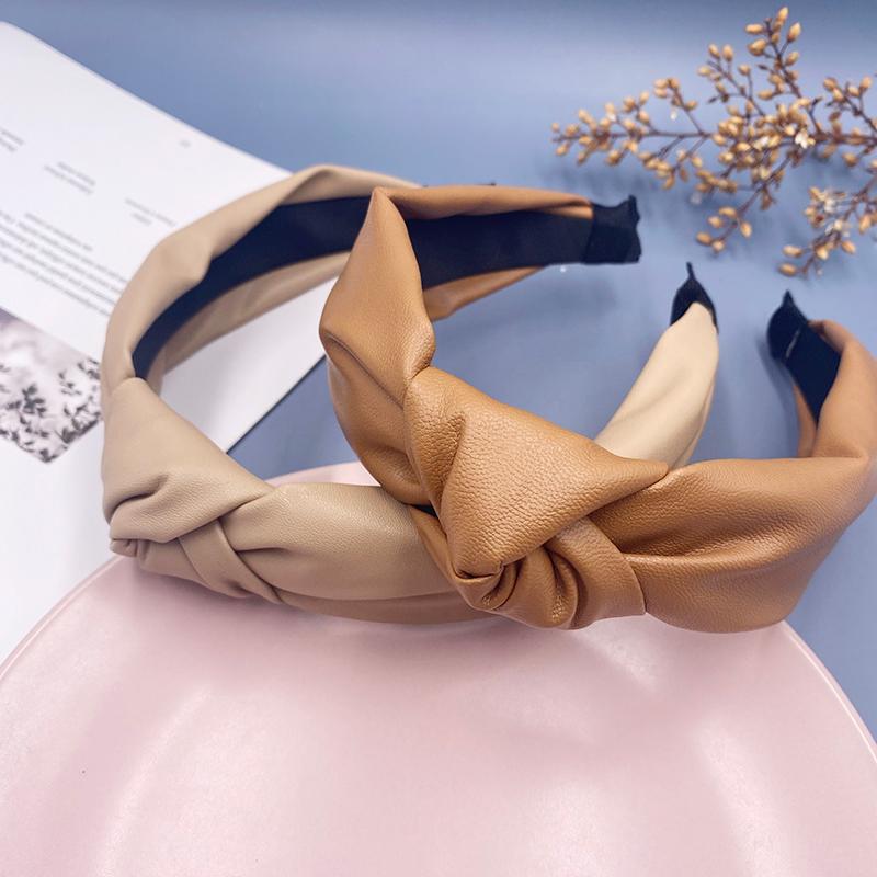 Solid Color Leather Cross Knot Hairband for Women Girls Korean Elegant Velvet Fabric Cross Knotted Hair Hoop Hair Accessories
Solid Color Leather Cross Knot Hairband for Women Girls Korean Elegant Velvet Fabric Cross Knotted Hair Hoop Hair Accessories