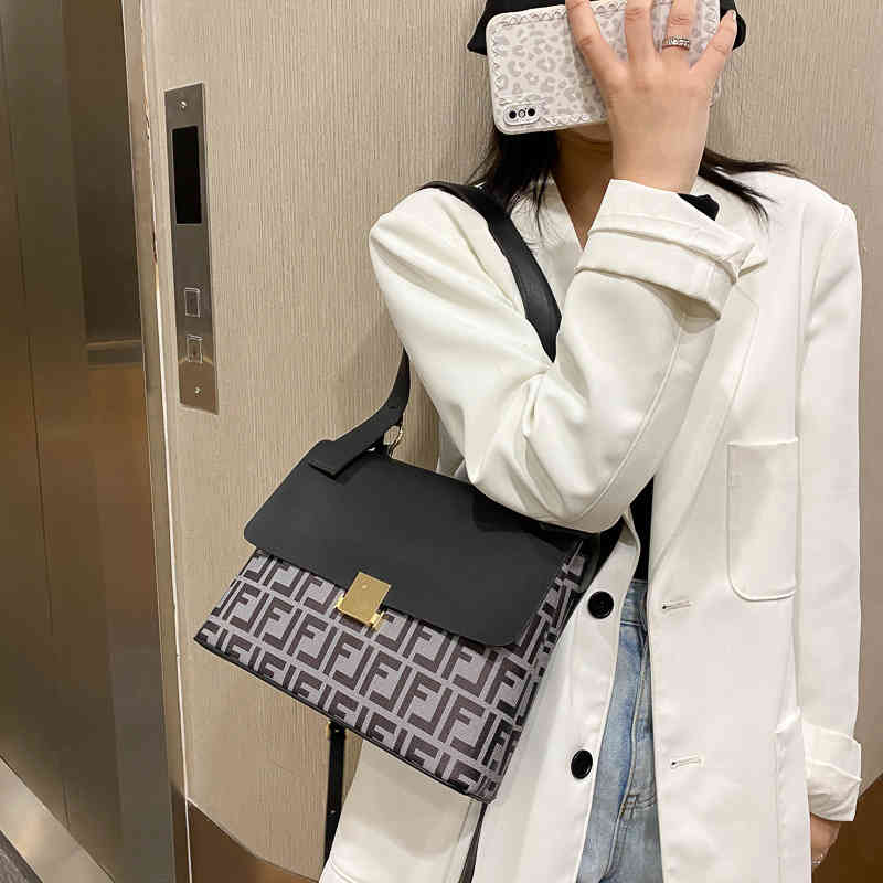 exclusive New and winter design women's bag Pu contrast color sling shoulder diagonal span with style underarm, Khaki
exclusive New and winter design women's bag Pu contrast color sling shoulder diagonal span with style underarm, Khaki