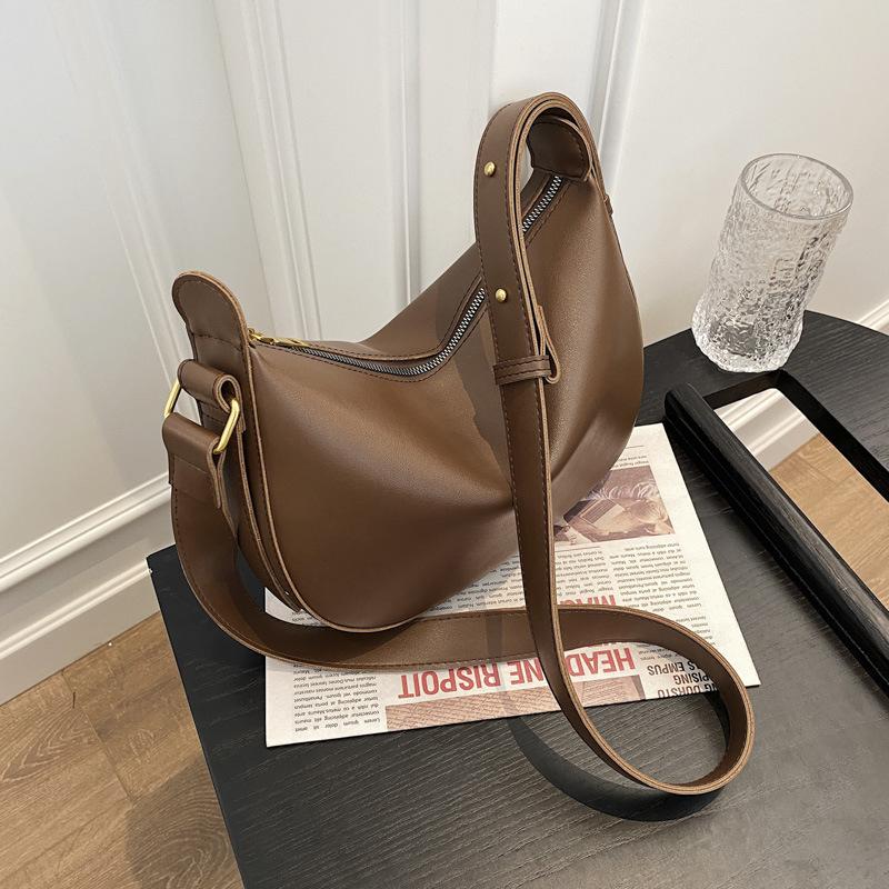 French Niche Fashion Messenger Bag Female 2021 New Trend Korean Retro One-shoulder Armpit Bag Atmospheric Simple Crescent, Black
French Niche Fashion Messenger Bag Female 2021 New Trend Korean Retro One-shoulder Armpit Bag Atmospheric Simple Crescent, Black
