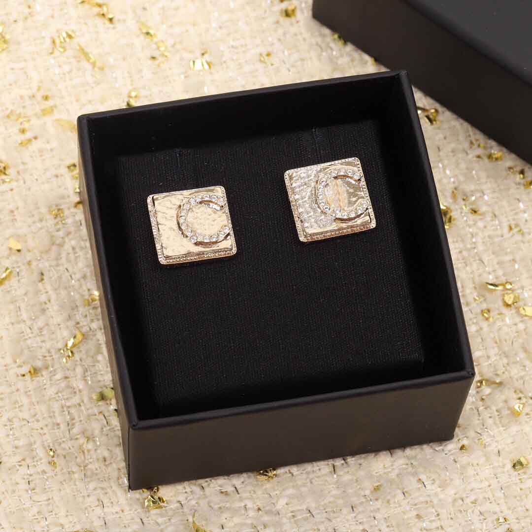 2022 Top quality CHARM square shape stud earring with diamond for women wedding jewelry gift have box stamp in 18k gold plated PS7255
2022 Top quality CHARM square shape stud earring with diamond for women wedding jewelry gift have box stamp in 18k gold plated PS7255
