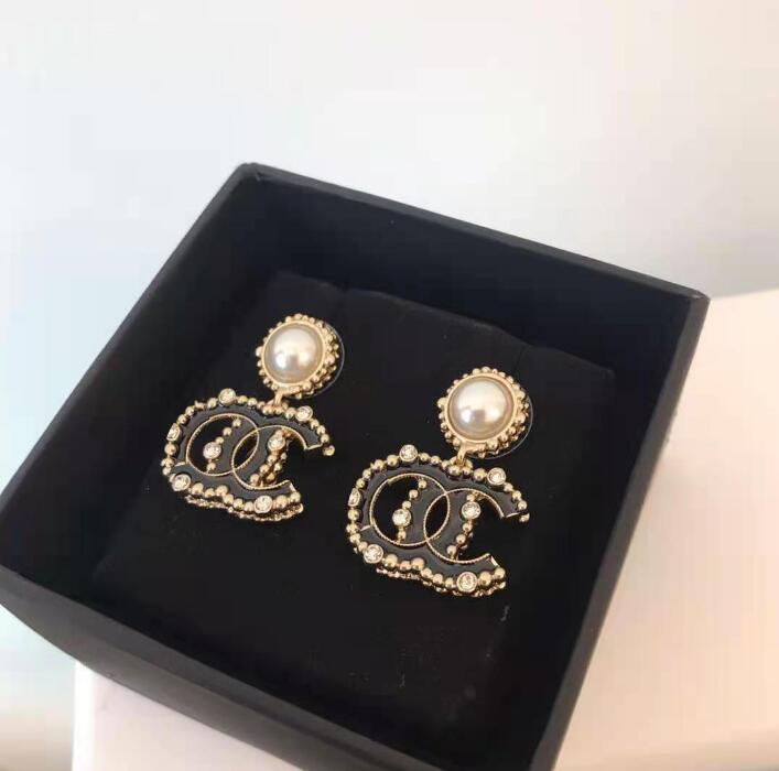 Fashion 18K Gold Plated Crystal Rhinestone Pearl Stud Earrings Luxury Brand Designer Double Earring Geometric Annulus Women Wedding Lovers G, Golden;silver
Fashion 18K Gold Plated Crystal Rhinestone Pearl Stud Earrings Luxury Brand Designer Double Earring Geometric Annulus Women Wedding Lovers G, Golden;silver