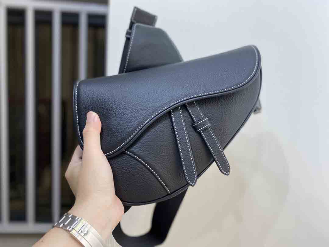 Classic Men's Saddle Waist Bag High Quality Genuine Leather Designer Luxury Handbag Wallet Three-dimensional Letter Jacquard
Classic Men's Saddle Waist Bag High Quality Genuine Leather Designer Luxury Handbag Wallet Three-dimensional Letter Jacquard