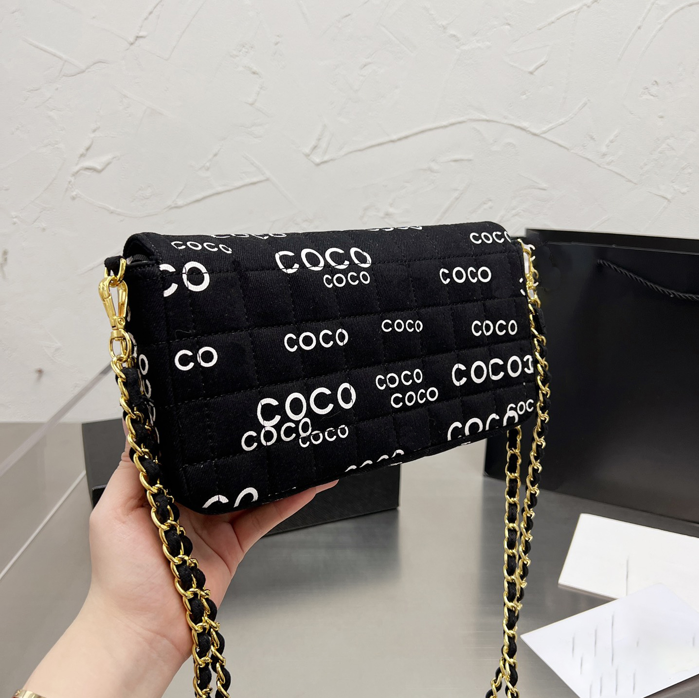 NEW 2022 Designers Camera Lady Shoulder Wallet Luxurys Fashion Women Envelope Bags Interior Pocket Compartment Soft Popular female Open Practical Famous Handbags, Black
NEW 2022 Designers Camera Lady Shoulder Wallet Luxurys Fashion Women Envelope Bags Interior Pocket Compartment Soft Popular female Open Practical Famous Handbags, Black
