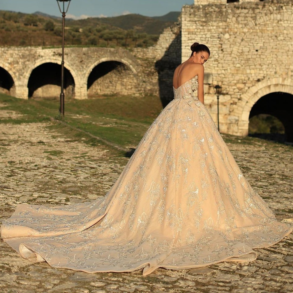 Lace Wedding Champagne Dresses Strapless Neck A Line Sequined Bridal Gowns 3D Appliqued Sweep Train Robe De Marie ppliqued