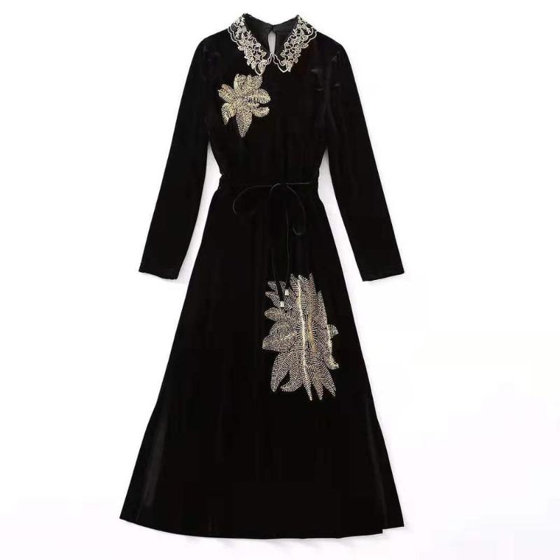 European and American women' wear 2020 winter new style Long sleeve embroidered lapel Nail bead Fashionable velvet dresses, Black
European and American women' wear 2020 winter new style Long sleeve embroidered lapel Nail bead Fashionable velvet dresses, Black