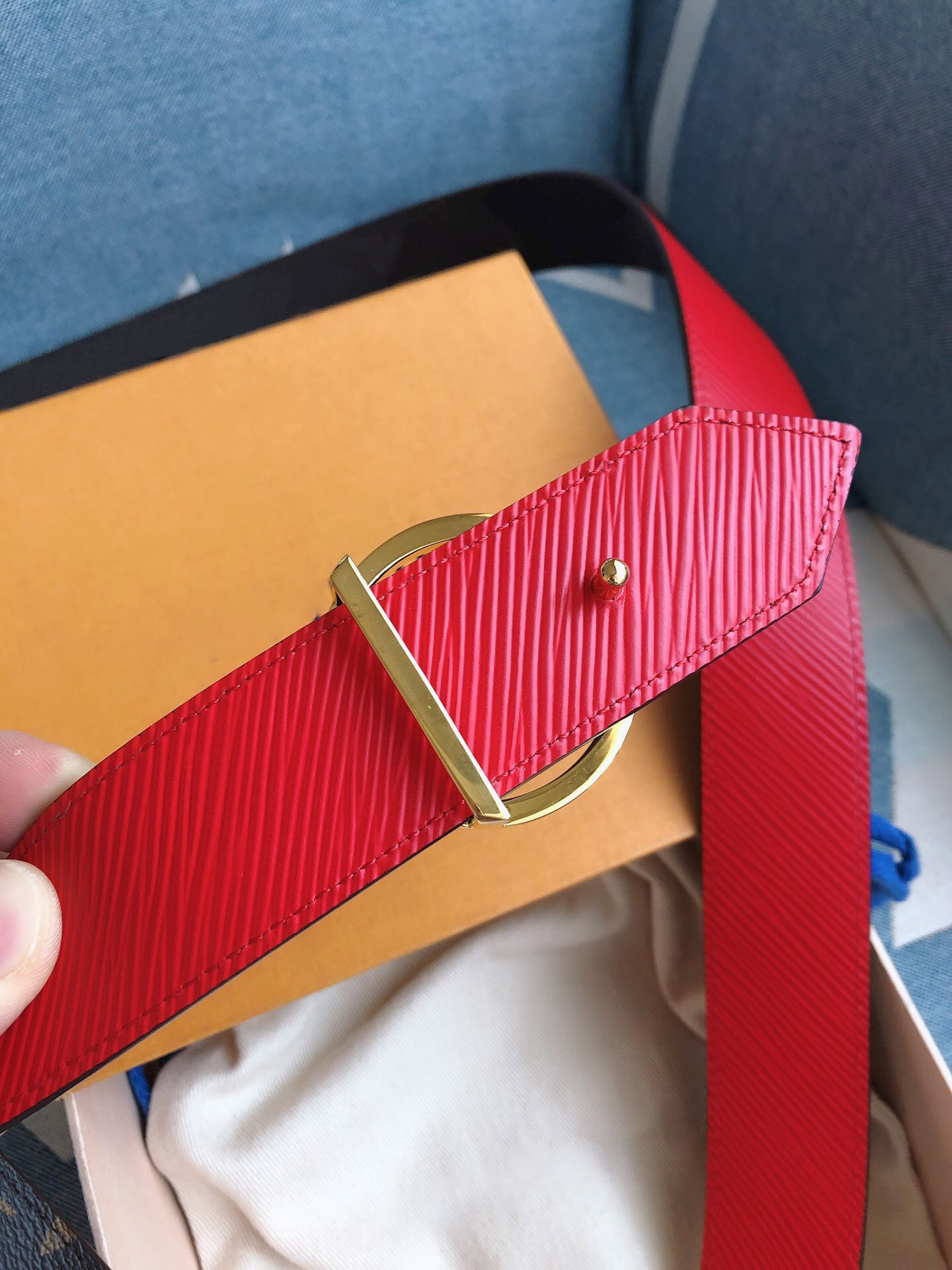 fashion best quality brand genuine leather women belt with box men designers belts women black red belts with round gold buckle belt 126, Black;brown
fashion best quality brand genuine leather women belt with box men designers belts women black red belts with round gold buckle belt 126, Black;brown
