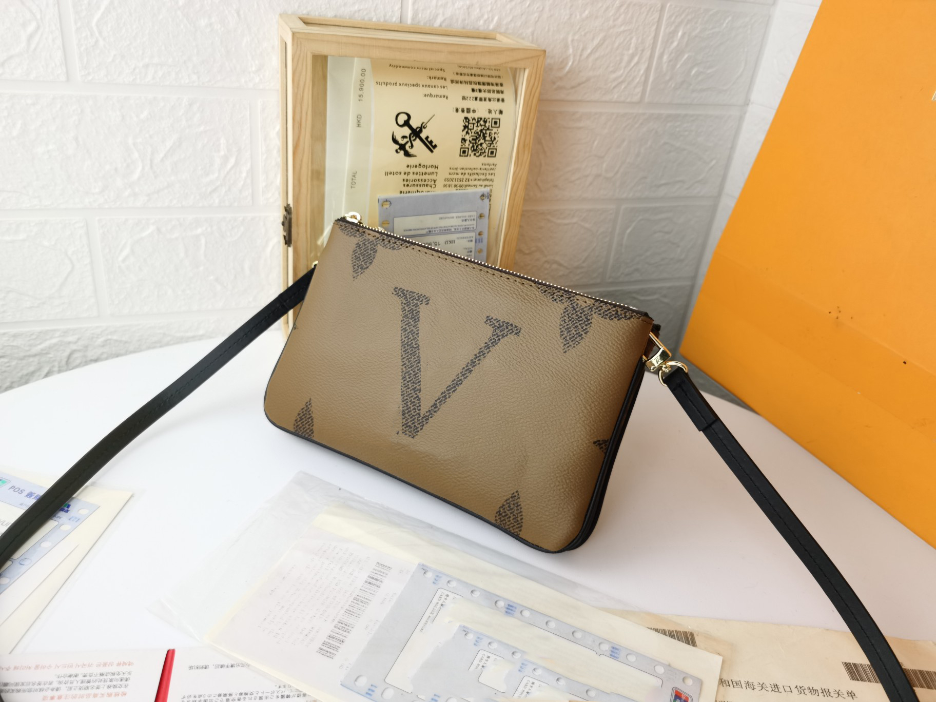 Fashion top quality men and women Wallet Card Leather Designer famous brand long European and American style matching box SIZE 20-12-3CM M69203, Red;black
Fashion top quality men and women Wallet Card Leather Designer famous brand long European and American style matching box SIZE 20-12-3CM M69203, Red;black