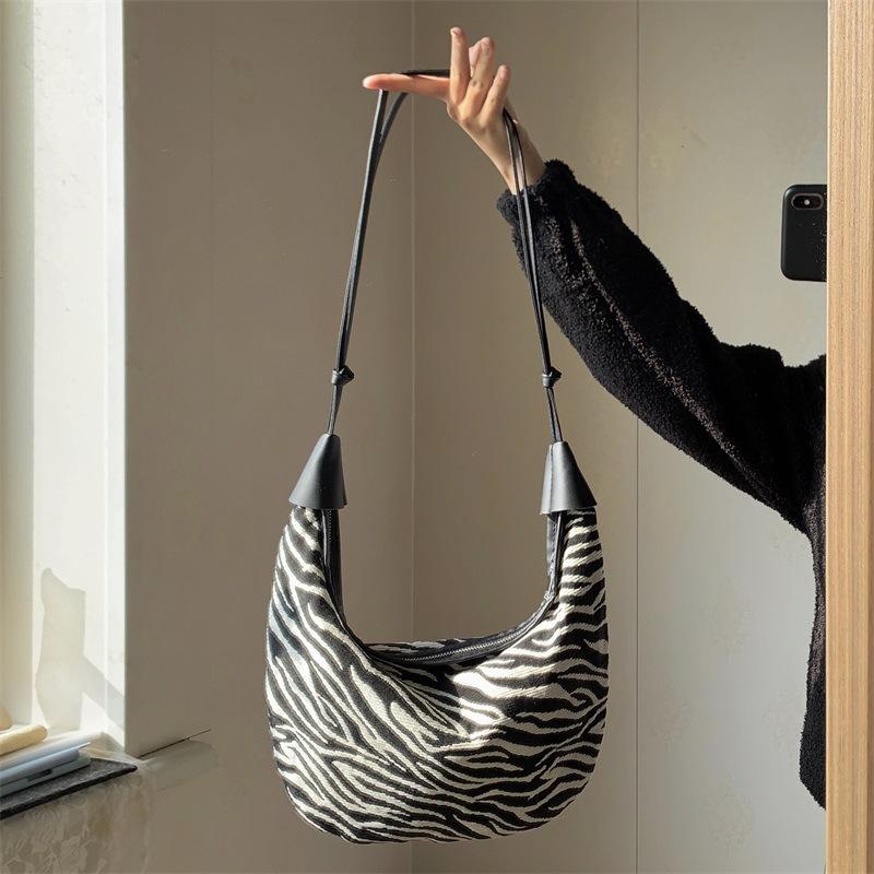 hundred with chic retro leopard print stiletto bag large-capacity one-shoulder canvas dumplings chest bag female oblique cross, Spot colors
hundred with chic retro leopard print stiletto bag large-capacity one-shoulder canvas dumplings chest bag female oblique cross, Spot colors