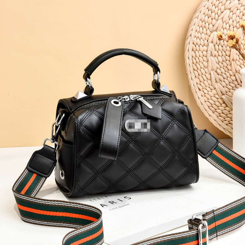 Women's shoulder bag 2020 new bag sweet fashion straddle Women's bag bags designer purses totes handbags for women Y1217
Women's shoulder bag 2020 new bag sweet fashion straddle Women's bag bags designer purses totes handbags for women Y1217
