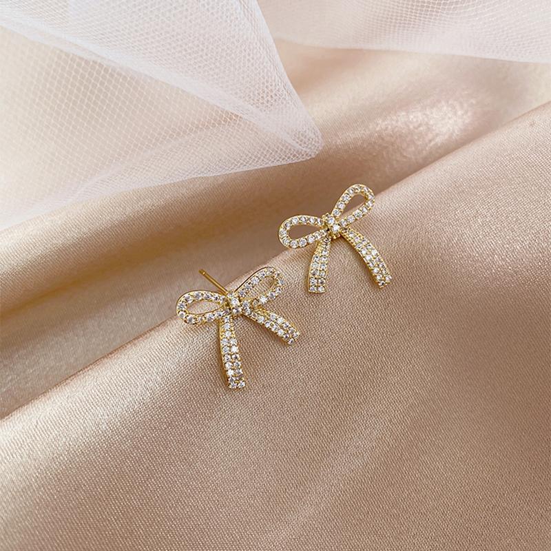 Stud 2021 Year Shiny Rhinestone Hollow Bowknot Earrings Cute Small Women Girl Simple Hypoallergenic Earring Party Jewelry
Stud 2021 Year Shiny Rhinestone Hollow Bowknot Earrings Cute Small Women Girl Simple Hypoallergenic Earring Party Jewelry