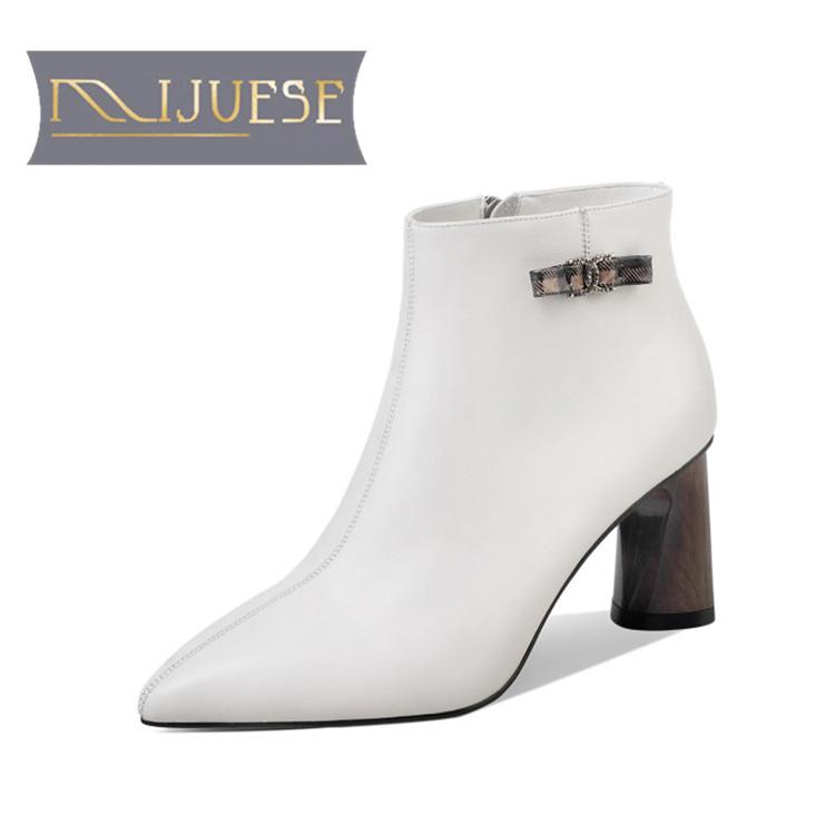 MLJUESE 2021 women Ankle boots Cow leather Winter short plush Pointed Toe Metal Decoration High heels female boots size 39, White
MLJUESE 2021 women Ankle boots Cow leather Winter short plush Pointed Toe Metal Decoration High heels female boots size 39, White