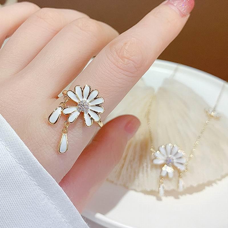 Korean New Daisy Flower Rings For Women Bohemian Elegant Simple Adjustable Ring Bijoux
Korean New Daisy Flower Rings For Women Bohemian Elegant Simple Adjustable Ring Bijoux