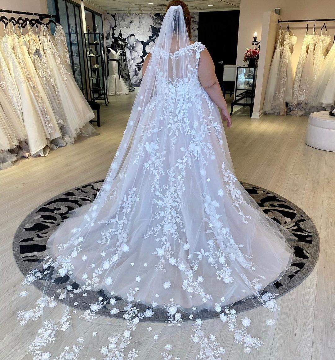 Plus Size Fashion Lace Wedding Dresses Sheer V Neck A Line Appliqued Bridal Gowns Covered Buttons Back Sweep Train Tulle Robe De Marie ppliqued