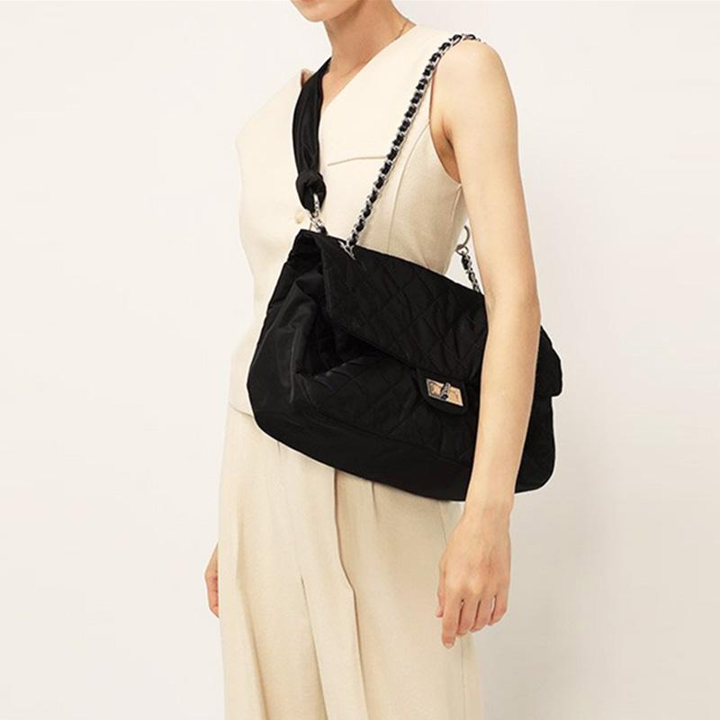 Luxury Chain Diamond Women Handbag 2021 New Oxford Cloth Shoulder Messenger Bag Wild Large Capacity Travel Tote Bag Designer, Black
Luxury Chain Diamond Women Handbag 2021 New Oxford Cloth Shoulder Messenger Bag Wild Large Capacity Travel Tote Bag Designer, Black