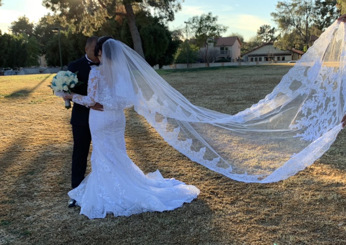 Best Selling Luxury Real Image Wedding Veils Three Meters Long Veils Lace Applique Crystals Two Layers Cathedral Length Cheap Bridal Veil