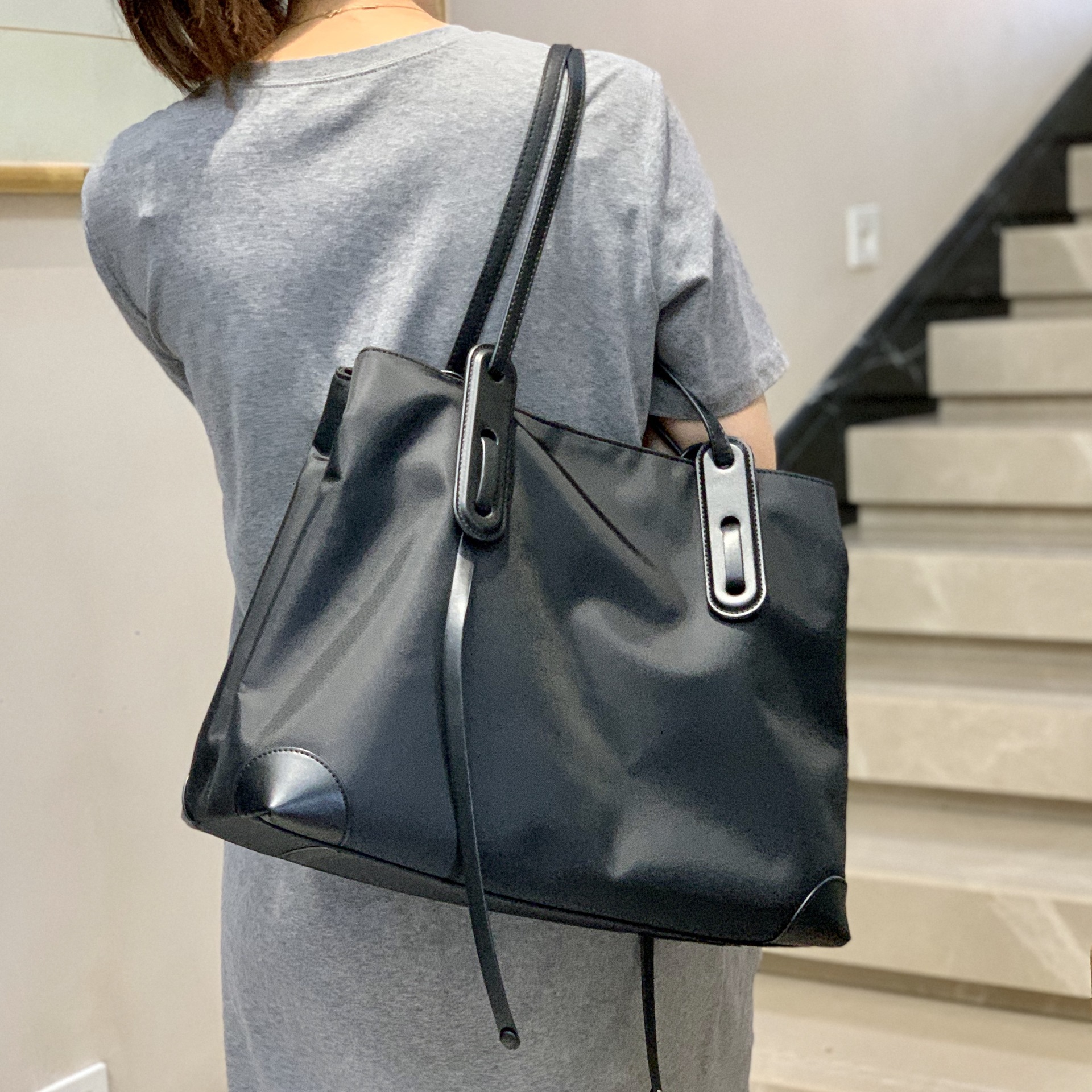 Great bag capacity for the women 2020 new shoulder unique tote ladies fashion bags and sac luxe purse ZCTD, Black
Great bag capacity for the women 2020 new shoulder unique tote ladies fashion bags and sac luxe purse ZCTD, Black