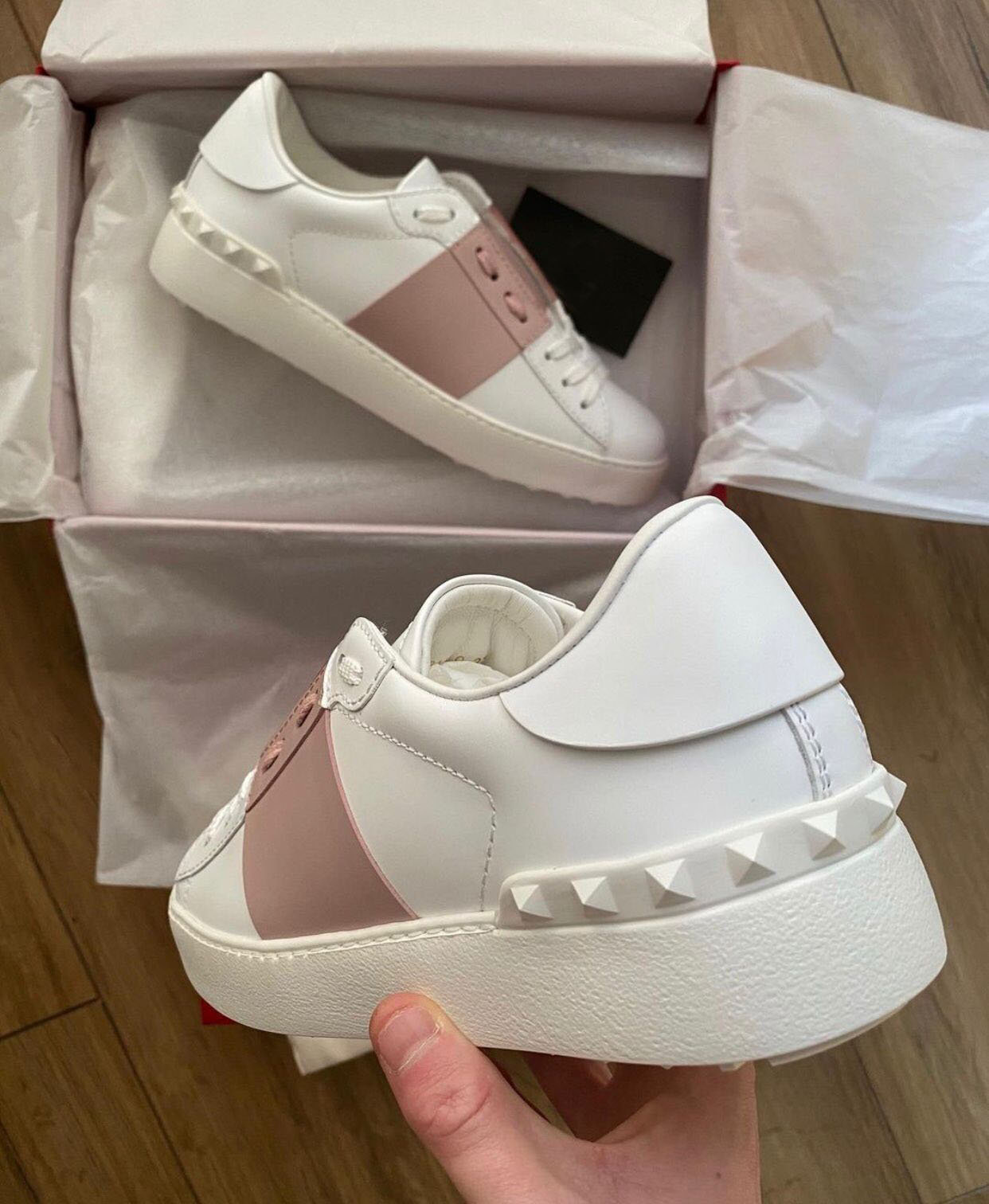 Perfect Designer Rock Studs Open Sneaker Calfskin Leather Casual Walking Rock Runner Women,Men Couple Outdoor Sports Trainers EU35-46
Perfect Designer Rock Studs Open Sneaker Calfskin Leather Casual Walking Rock Runner Women,Men Couple Outdoor Sports Trainers EU35-46