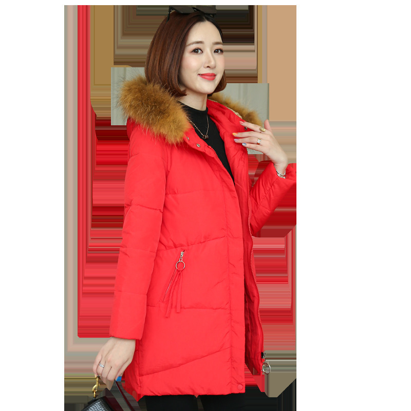 The thickened warm temperamentaldown jacket features a midlength fuzz collar and a Korean look 201017