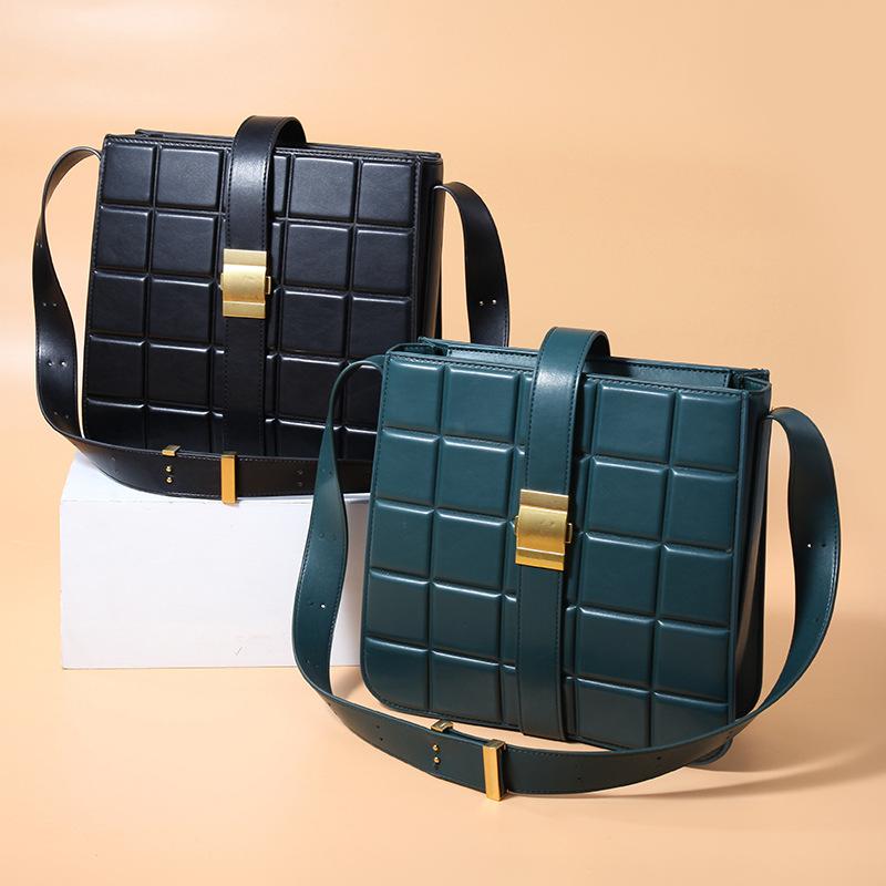 new 2021 factory outlet bag ling han edition of soft sheepskin square lattice bag large capacity worn thin shoulder, See chart 
new 2021 factory outlet bag ling han edition of soft sheepskin square lattice bag large capacity worn thin shoulder, See chart