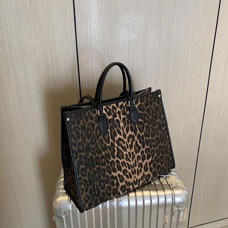 South Korea East Gate super fire large capacity small fragrance leopard print one shoulder small square bag women's net red hand, Image colo
South Korea East Gate super fire large capacity small fragrance leopard print one shoulder small square bag women's net red hand, Image colo