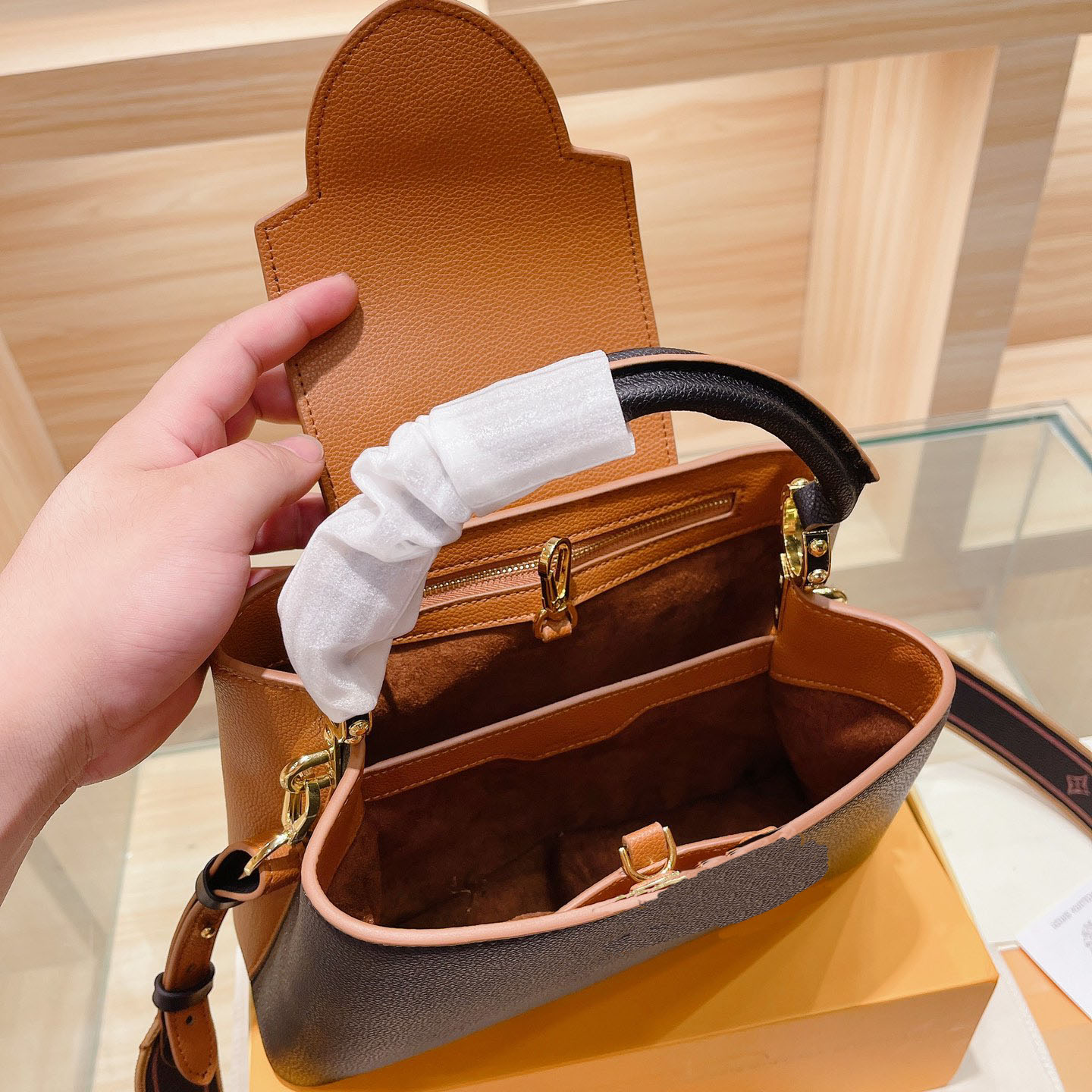 Designer Capucines Handbag Shell Bag Crossbody Shoulder Bags Purse Wallets Clutch Totes Lock Letters Floral Geometric Keychain Rivet Zipper Women Luxury Handbag, Color a
Designer Capucines Handbag Shell Bag Crossbody Shoulder Bags Purse Wallets Clutch Totes Lock Letters Floral Geometric Keychain Rivet Zipper Women Luxury Handbag, Color a