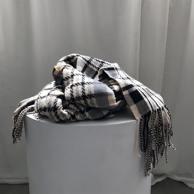 2020 new vintage plaid cashmere scarf for women Tassel British style shawl for women winter thick warm blanket scarf
2020 new vintage plaid cashmere scarf for women Tassel British style shawl for women winter thick warm blanket scarf