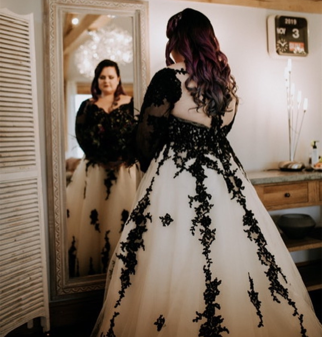 Vintage Black And White Wedding Dresses Bridal Gowns Plus Size V Neck Sheer Back Trains Long Sleeve 2023 Spring Country Gothic Bride Dress