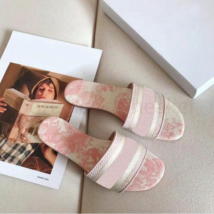2022 Newest Women Ladies wool Luxury designer Slippers Slides Winter fur Fluffy Furry Warm letters Sandals Comfortable Fuzzy Girl Flip Flop Slipper slide size 35-41, This product comes with a box
2022 Newest Women Ladies wool Luxury designer Slippers Slides Winter fur Fluffy Furry Warm letters Sandals Comfortable Fuzzy Girl Flip Flop Slipper slide size 35-41, This product comes with a box