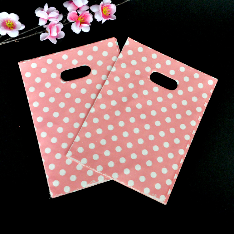 Wholesale 100pcs/lot Round Dots Pink Plastic Bag 15x20cm Wedding Jewelry Packaging Gift Bag Plastic Shopping Bags With Handles Y1121
Wholesale 100pcs/lot Round Dots Pink Plastic Bag 15x20cm Wedding Jewelry Packaging Gift Bag Plastic Shopping Bags With Handles Y1121