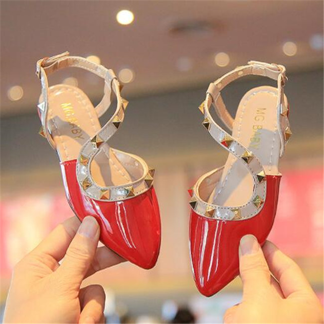 2022 Kids Sandal Summer Girl's Pointed Flat Shoes New Girls Sandals Rivets Wild Baotou Children Shoes Fashion Princess Beach Shoe
