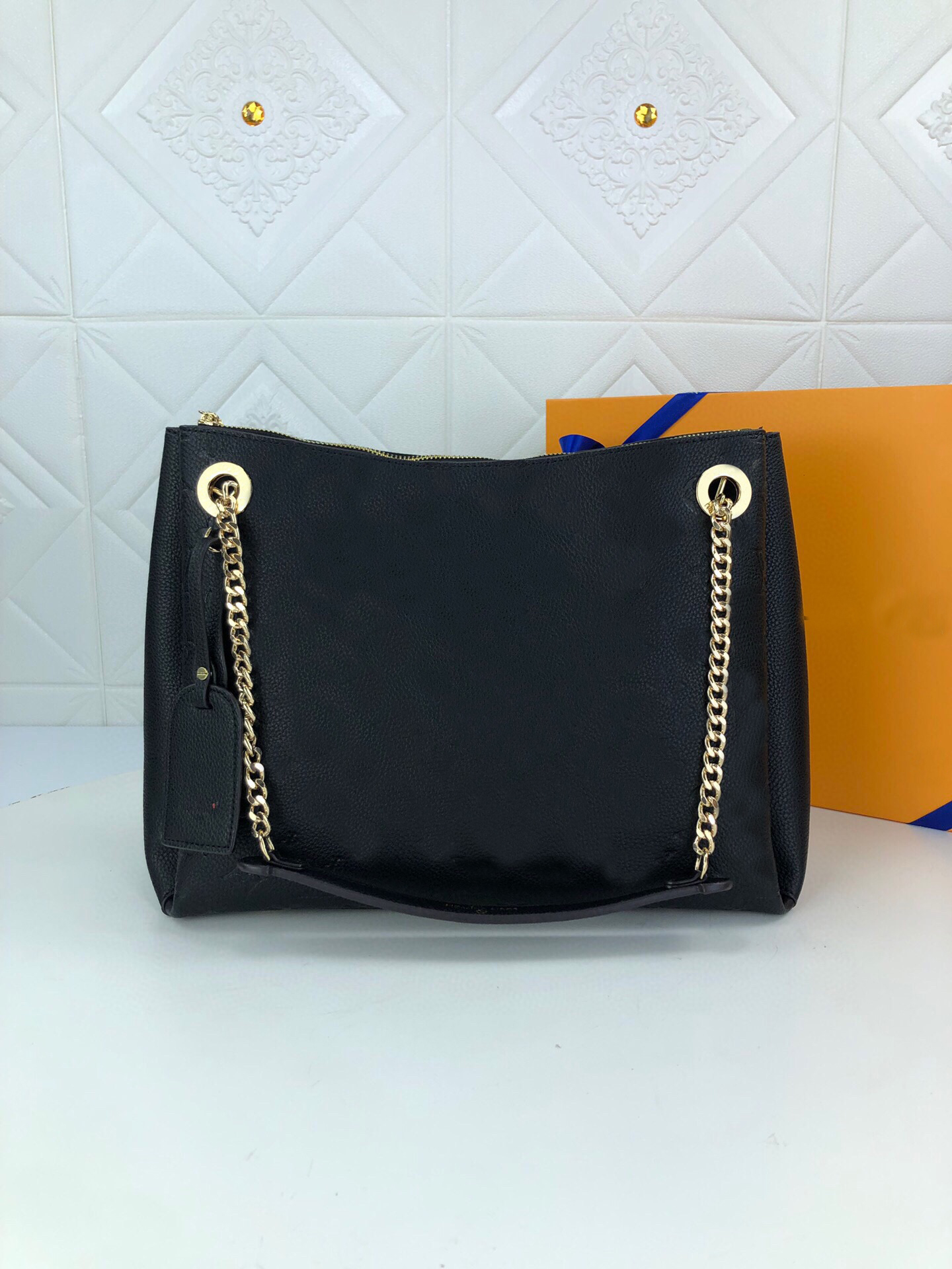 M43759 M43758 Womens Leather embossed LOGO chain decoration SURENE MM tote handbag clutch bags fashion lady high quality shopping tote bags, Red
M43759 M43758 Womens Leather embossed LOGO chain decoration SURENE MM tote handbag clutch bags fashion lady high quality shopping tote bags, Red