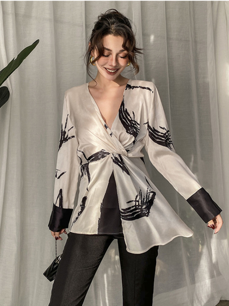 2021 New Fashion Fall Sexy Clothes Deep Cleavage v Contrast Color Elegant Vintage Long Sleeve Thin Upper Waistcoat Asymmetric Waistband SDDW, Black and white.
2021 New Fashion Fall Sexy Clothes Deep Cleavage v Contrast Color Elegant Vintage Long Sleeve Thin Upper Waistcoat Asymmetric Waistband SDDW, Black and white.