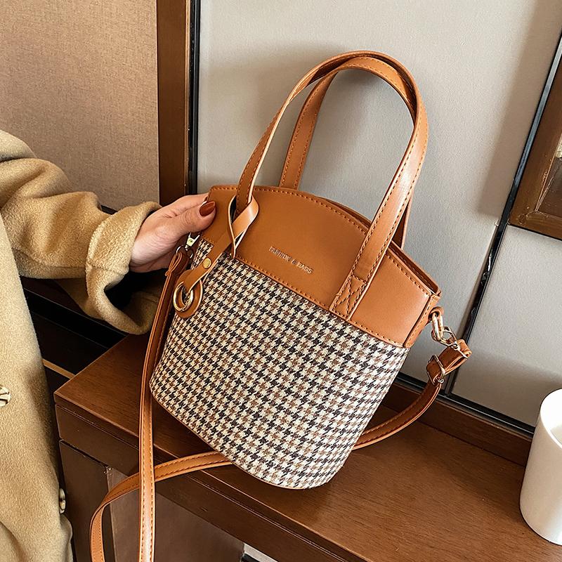 Niche Design Popular Retro Handbag New Fashion Portable Messenger Bag Houndstooth Woolen Bucket Bag Dual-use Width: 23cm, Black
Niche Design Popular Retro Handbag New Fashion Portable Messenger Bag Houndstooth Woolen Bucket Bag Dual-use Width: 23cm, Black